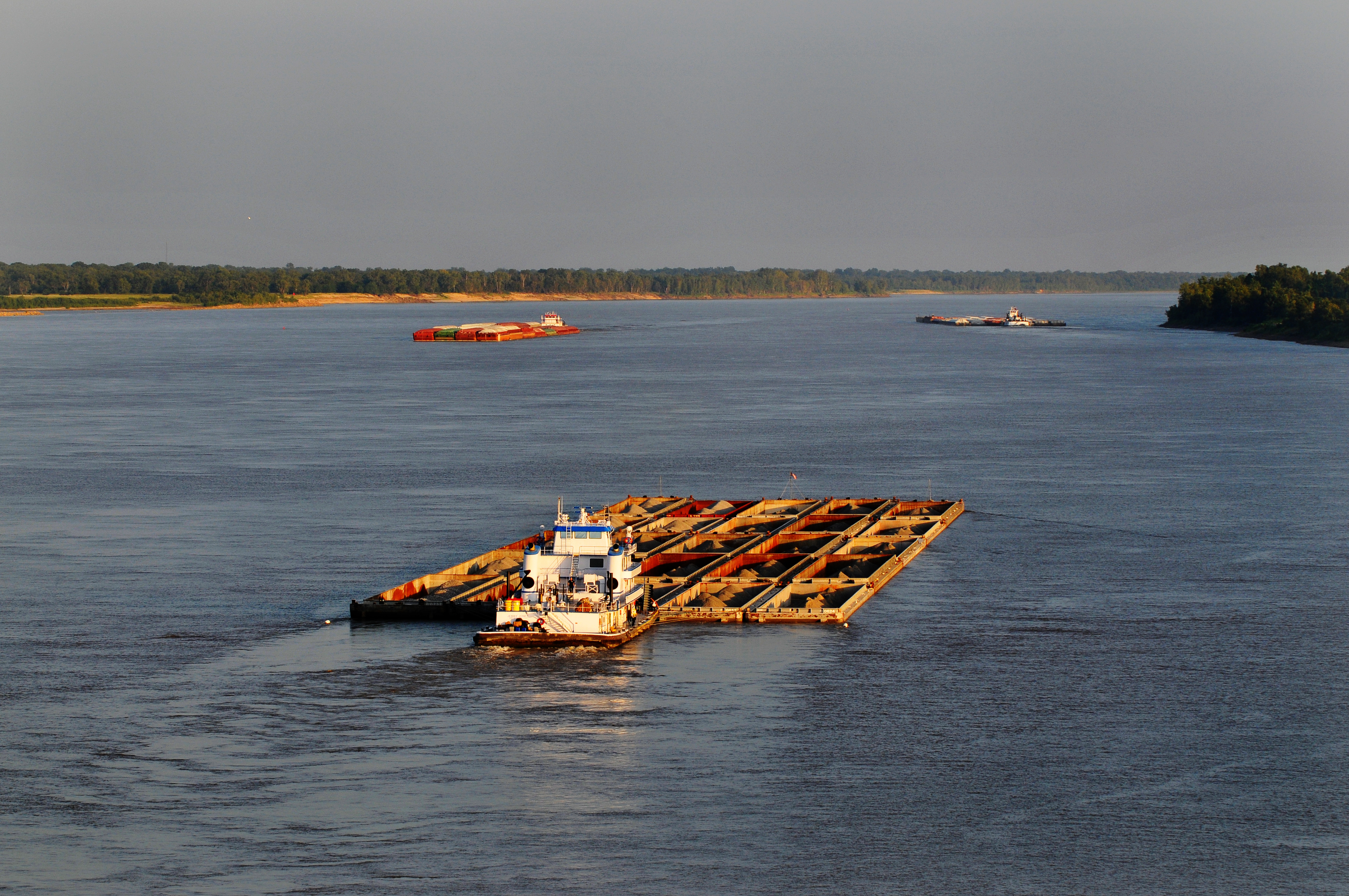 Towboat transporting dry cargo